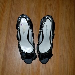 Gorgeous Enzo Angiolini Peep Toe Satin heels w/ bo